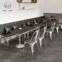 Ensemble de meubles de restaurant moderne, tables carrées en marbre avec pieds en métal argenté, chaises de café en cuir pour usage commercial
