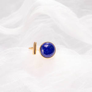 แหวนคริสเตียนเงินแท้ 925 ชุบทอง 18K ประดับพลอยลาพิสลาซูลีธรรมชาติทรงรีขนาด 8x10 มม. ตัวเรือนแบบฝังขอบ ดีไซน์สวยงาม - Product Image 2