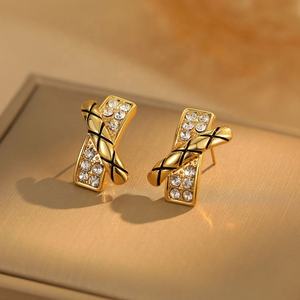 Nouvelles boucles d'oreilles à clous en forme de X à motif diamant exquis, design haut de gamme pour femmes, vente en gros à la mode pour l'Europe et l'Amérique - Product Image 1