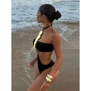 Traje de Baño Bikini Negro Estilo Europeo de Tres Piezas, Sexy, sin Espalda y sin Tirantes - Product Image 4