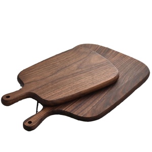 Planche à découper en noyer personnalisée avec poignée : petite planche à découper en bois pour le pain, les légumes et le fromage - Product Image 3