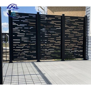Panneaux de clôture découpés au laser en métal noir traité thermiquement, design irrégulier à longues bandes découpées, pour écran d'intimité extérieur - Product Image 1