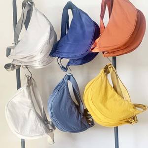 กระเป๋าแฟชั่นลำลองอเนกประสงค์ทรงครึ่งวงกลม น้ำหนักเบา สะพายไหล่หรือสะพายข้าง ใช้ได้ทั้งแบบลำลองและเล่นกีฬา เหมาะสำหรับใส่ของช้อปปิ้ง - Product Image 3