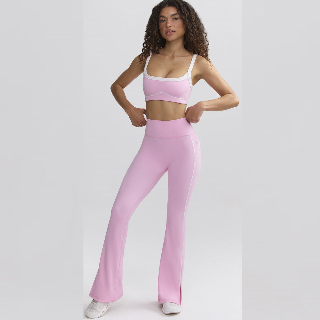Ensemble soutien-gorge rose et pantalon évasé