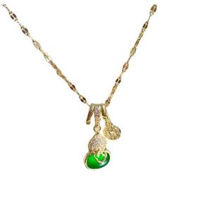 Collier en acier inoxydable étanche avec chaîne en titane et pendentif gourde verte en calcédoine chinoise - Product Image 6