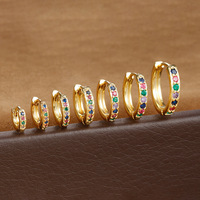 Boucles d'oreilles créoles petites en zircon plaqué or Resoul, colorées et délicates, pour cartilage et hélix, pour femme