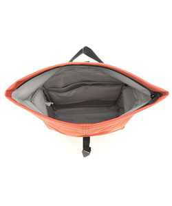 Mochila Impermeable de Lona Personalizada, Negra, Resistente, Informal, con Cierre Enrollable - Product Image 3