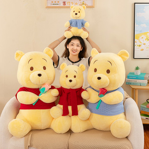 Peluche <span class=keywords><strong>Winnie</strong></span> the <span class=keywords><strong>Pooh</strong></span> con Sciarpa Floreale, Giocattolo di Peluche all'Ingrosso per Macchine Acchiappapeluche, San Valentino - Product Image 1
