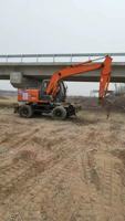 Excavatrice sur pneus Hitachi ZX130 d'occasion, 13 tonnes, très demandée, d'origine japonaise, certifiée CE, avec attache rapide et brise-roche, Daewoo