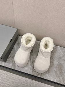 Botas de nieve personalizadas de lujo para parejas, impermeables y cálidas, con suela gruesa de cuero genuino. - Product Image 3