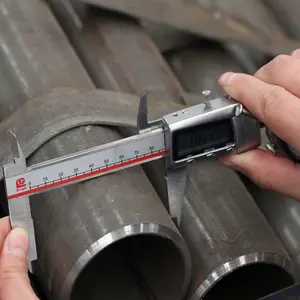 Offre Spéciale tuyau rond noir laminé à chaud Q235 personnalisé prix des tuyaux en fer noir à faible teneur en carbone