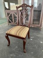 Chaise d'appoint classique américaine Chippendale en acajou massif sculpté, dossier ouvert, coussin en tissu rayé, pieds cabriole, chaise de salle à manger