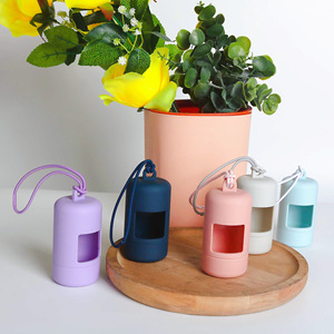 Distributeur de sacs à déjections pour animaux de compagnie portable, coloré, pratique, réutilisable et durable - Product Image 1