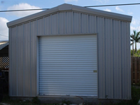 Garage préfabriqué résistant aux intempéries, unité de stockage de voitures en métal insonorisée avec système électrique préinstallé complet