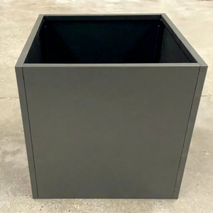 Maceta Cuadrada de Fibra de Vidrio Negra de 24 Pulgadas, Estilo Rústico Americano, Ecológica, Moderna, Resistente a la Oxidación, para Uso en Interiores y Exteriores, para Hoteles - Product Image 1