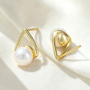 Boucles d'oreilles clous en fausses perles en forme de goutte d'eau, plaquées or 18 carats, en alliage de zinc, bijoux de mode pour soirée - Product Image 1