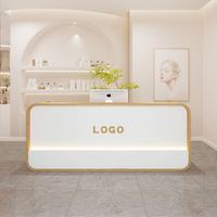 Bureau d'accueil bicolore de style crème minimaliste personnalisé avec éclairage LED encastré pour salon de beauté et boutique
