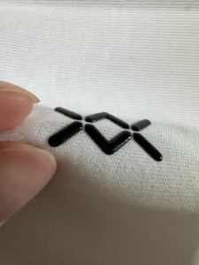 Logo en silicone 3D noir personnalisé Impression par transfert de chaleur Icône thermique Vêtements pour T-shirts Chapeaux Sacs Chaussures Tissu lavable - Product Image 3