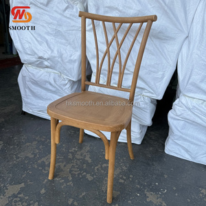 Chaise en bois à dossier croisé pour événements extérieurs, mariages, hôtels et banquets – Modèle empilable, très demandé - Product Image 2