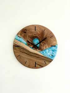 Horloge murale rustique en résine et en bois avec des éléments en bois naturel, des détails faits à la main et un style moderne élégant - Product Image 6