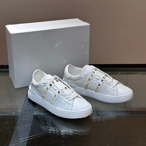 Zapatos deportivos de lujo para hombre de estilo clásico, con remaches y zapatillas blancas, zapatos cómodos y antideslizantes - Product Image 1