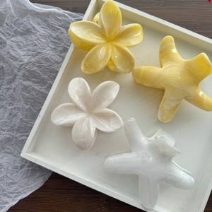 Pince à Cheveux Grande Forme Fleur Rose et Blanche en Acétate Acrylique Hawaïenne Plumeria pour Femmes et Filles – Accessoire Tendance - Product Image 3