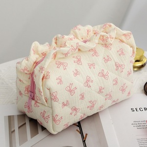 Pochette à maquillage matelassée faite à la main, pochette cosmétique en coton fleuri personnalisée, grande capacité, fermeture éclair, personnalisée, mignonne, cœur rouge - Product Image 1