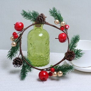 Guirlande <span class=keywords><strong>de</strong></span> Noël artificielle en gros <span class=keywords><strong>pour</strong></span> <span class=keywords><strong>porte</strong></span> avec pommes <span class=keywords><strong>de</strong></span> pin, baies rouges et aiguilles <span class=keywords><strong>de</strong></span> pin, décorations <span class=keywords><strong>de</strong></span> Noël d'intérieur - Product Image 1