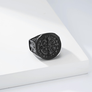 Anillo de hombre de acero inoxidable con cruz de San Benito exorcista, estilo punk cristiano, con baño de oro/plata/oro de 18K para uso diario - Product Image 2