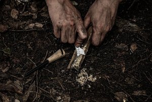 Kit de survie portable pour le plein air avec allume-feu en acier et tige de magnésium à manche en bois pour le camping en milieu sauvage - Product Image 4
