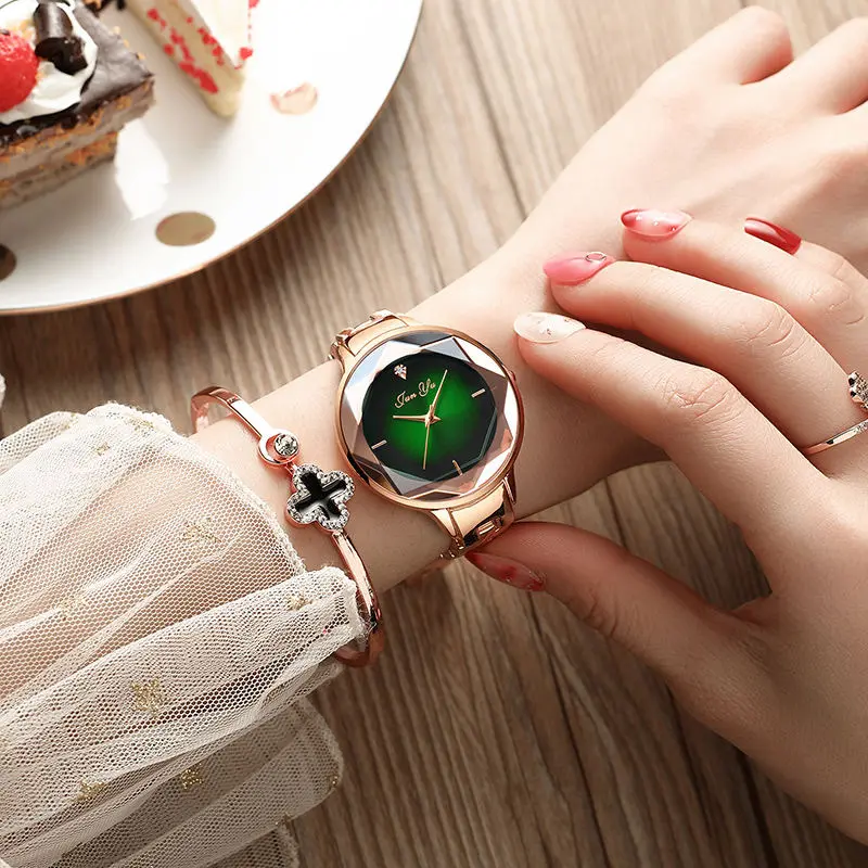 Женские кварцевые часы с браслетом