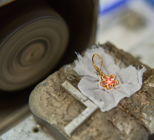 Ciondolo Personalizzato con Iniziale Nera su Pergamena Hawaiana, Ciondolo Hawaiano con Lettera Plumeria Placcato Oro Personalizzato - Product Image 4