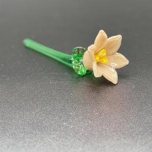 Fleur en verre décorative, pétales beiges, centre jaune, tige verte, style contemporain, accessoire de bureau - Product Image 1