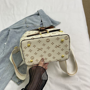 Sac à dos de luxe pour étudiantes avec cadre interne, en PU, fermeture à cordon, design portable pour les voyages et l'usage quotidien, en polyester - Product Image 3