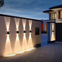 Applique murale solaire LED extérieure en acrylique à faisceau croisé, étanche IP54, sans câblage, éclairage haut/bas, décoration extérieure, OEM ODM disponible