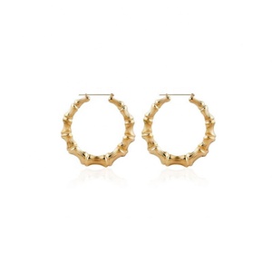 Pendientes de Aro Grandes de Latón con Diseño de Bambú, Estilo Punk Exagerado, Geométricos, de Aleación Dorada con Perla Principal, Tendencia Europea y Estadounidense - Product Image 4