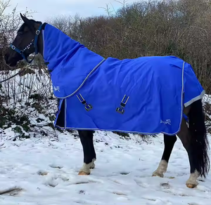 Couverture d'équitation professionnelle personnalisée et durable, imperméable, pour l'hiver, avec rembourrage en plumes, tissu premium, pour le dressage, utilisable en machine. - Product Image 5