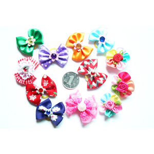 Venda Direta de Fábrica: Acessório para Cães Teddy Bichon - Faixa Elástica Pequena com Flor e Laço de Strass para Cabeça de Cachorro - Acessórios de Vestuário para Pets - Product Image 3