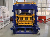 La machine à blocs hydraulique entièrement automatique QT5-15 peut produire des briques creuses, des briques de pavage, des bordures et des briques colorées.