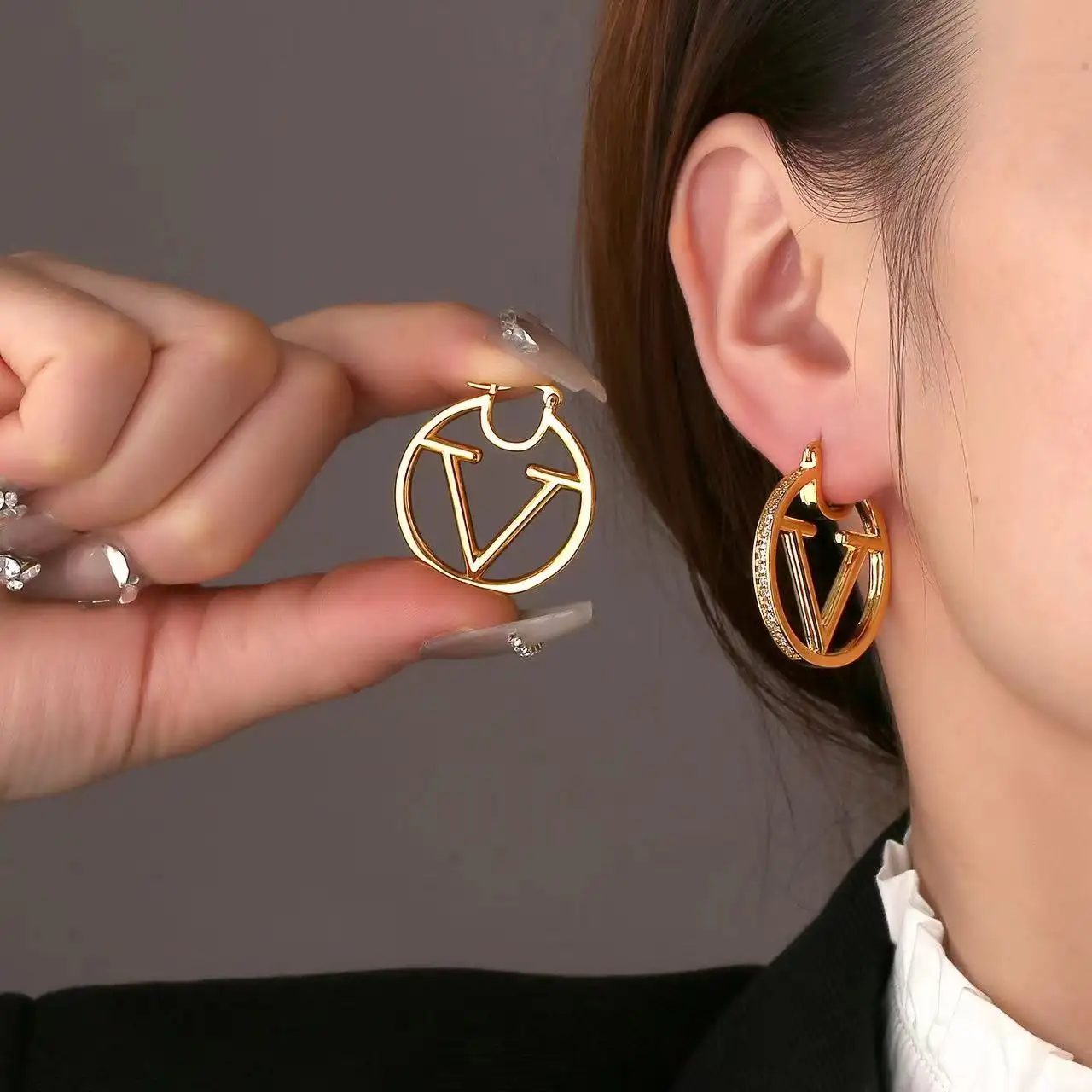 New Luxury Fashion Designer Premium Style 18k Gold Letter V Earrings Hoop Crystal Earrings Jewelry for Women