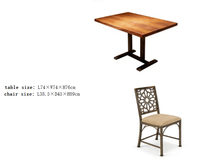 Table de style moyen-oriental avec 4 chaises, bordure en métal doré, plateau en bois et chaises à assise souple, table et chaises de salle à manger.