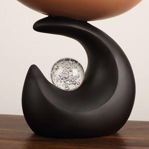 ถาดเก็บของเรซิ่นทันสมัยพร้อมลูกบอลคริสตัลรูปทรงคลื่น ที่จัดระเบียบบนโต๊ะทำงาน ที่เก็บกุญแจ ฐานสีน้ำตาลเข้ม - Product Image 4