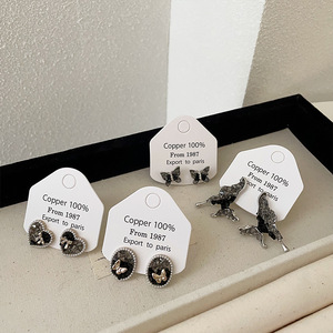 Pendientes elegantes de perlas de Camelia Vintage de gama alta para mujer, Nueva joyería de aleación de lujo con luz de aguja de estilo francés - Product Image 5