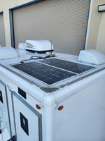 Remolque de Baño Portátil de 2 Unidades con Paneles Solares, Diseño Moderno Ecológico, Remolque de Baño de Fibra de Vidrio para Eventos al Aire Libre