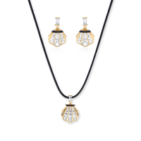 Parure de bijoux Gemnel style océan : collier pendentif coquille Saint-Jacques baguette en CZ blanc, boucles d'oreilles clous, en argent 925 avec cordon en cuir noir – Cadeau idéal