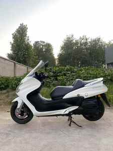 Scooter à essence Yamaha Majesty S 400cc IT, conçu pour des voyages à grande vitesse et des capacités tout-terrain, vitesse maximale supérieure à 80 km/h - Product Image 5