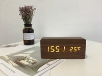 Chine Fabricant Bureau Électronique Bureau Numérique Temps Led Alarme Table Température Triangle Rectangle Horloge En Bois