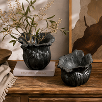 Bol décoratif en céramique noire avec bordure à pétales festonnés, bol sculptural pour la décoration de la maison