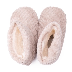 Chaussons d'intérieur chauds et confortables en flanelle polaire pour femmes, avec semelle souple antidérapante - Product Image 4