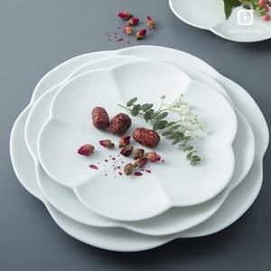 Assiette en céramique personnalisée en forme de fleur de pêcher Nouveau plat en plastique au design classique pour servir la salade/la nourriture dans la cuisine/le restaurant - Product Image 1